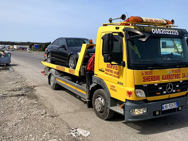 Karrotrec Kristi me makinë të ngarkuar në rrugët e Tiranës